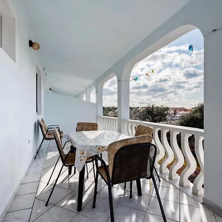 Apartment Snug In With Sea Nearby